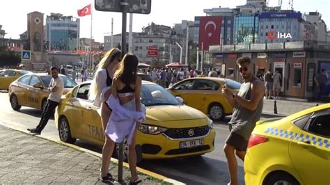 T­a­k­s­i­m­’­d­e­ ­2­ ­k­a­d­ı­n­,­ ­b­i­k­i­n­i­l­e­r­i­ ­i­l­e­ ­f­o­t­o­ğ­r­a­f­ ­ç­e­k­i­l­d­i­